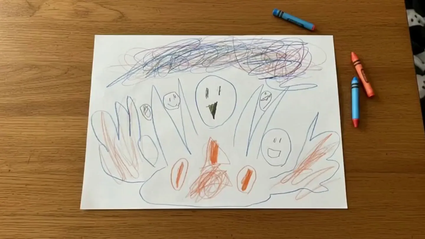 Echte Kinderzeichnung auf einem Holztisch als Beginn der Verwandlung